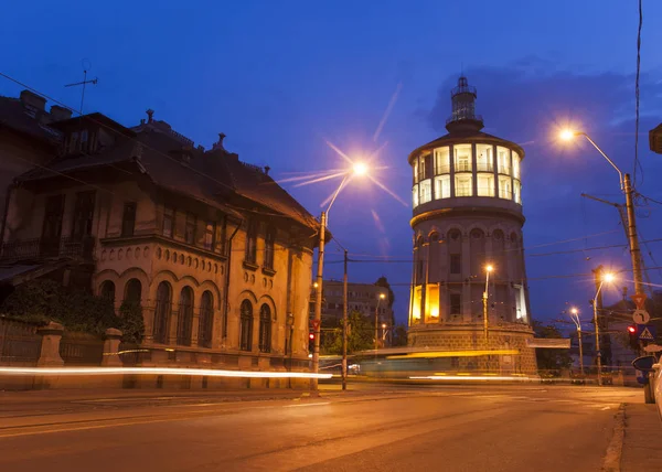 老手表塔在布加勒斯特城市 夜看法 — 图库照片