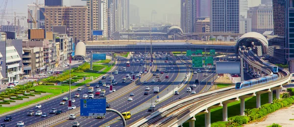 Δρόμο Της Πόλης Ντουμπάι Δρόμο Γεμάτο Αυτοκίνητα Και Μετρό Ηνωμένα — Φωτογραφία Αρχείου