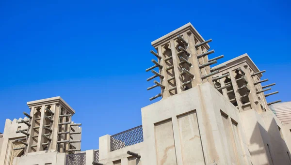 エアコン ドバイ アラブ首長国連邦での建物の上に冷却の伝統的なアラブ風の塔 — ストック写真