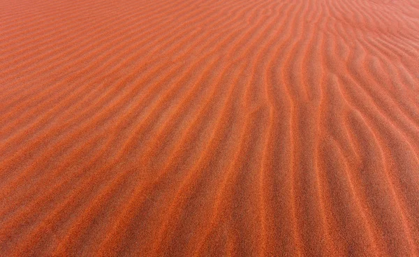 夕暮れ時の砂の砂漠の砂丘 — ストック写真