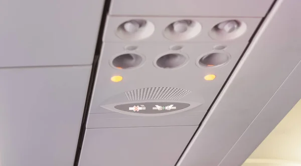 Oznak Palenia Pasów Bezpieczeństwa Wewnątrz Samolotu — Zdjęcie stockowe