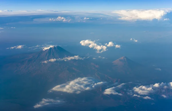 在土耳其的亚拉腊火山 5137M 和小亚拉腊在右边 飞机鸟瞰图 免版税图库照片