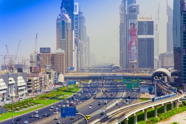 Dubai, Birleşik Arap Emirlikleri - 25 Eylül 2018: Zayed road Dubai şehir merkezinde, Birleşik Arap Emirlikleri