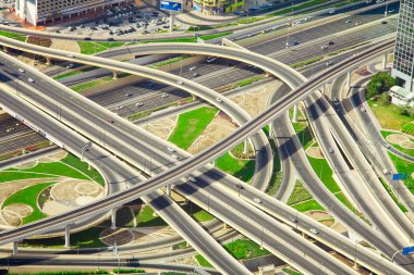 Dubai, Birleşik Arap Emirlikleri - 28 Eylül 2018: intersecion araba Dubai şehir merkezinde, Birleşik Arap Emirlikleri ile birlikte yeni yollar
