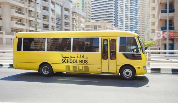 Dubai Emiratos Árabes Unidos Septiembre 2018 Conducción Autobuses Escolares Ciudad — Foto de Stock