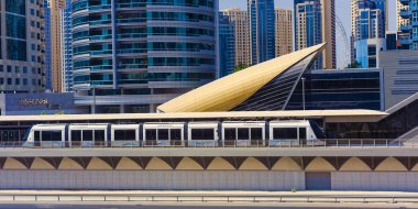 Dubai, Birleşik Arap Emirlikleri - 30 Eylül 2018: Modern tramvay Uaed Arap Emirlikleri Dubai şehirde ulaşım için