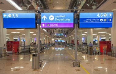 Dubai, Birleşik Arap Emirlikleri - 25 Eylül 2018: Dubai Uluslararası Havaalanı'nda gidiş için oturum açın