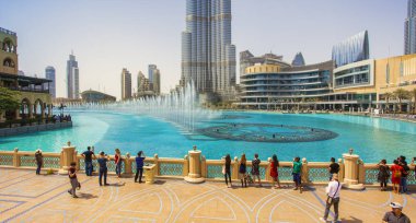 Dubai, Birleşik Arap Emirlikleri - 29 Eylül 2018: Burj Khalifa'nın bina ve Çeşme gösterisinde Dubai şehir Birleşik Arap Emirlikleri