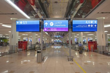 Dubai, Birleşik Arap Emirlikleri - 25 Eylül 2018: Dubai Uluslararası Havaalanı'nda gidiş için oturum açın