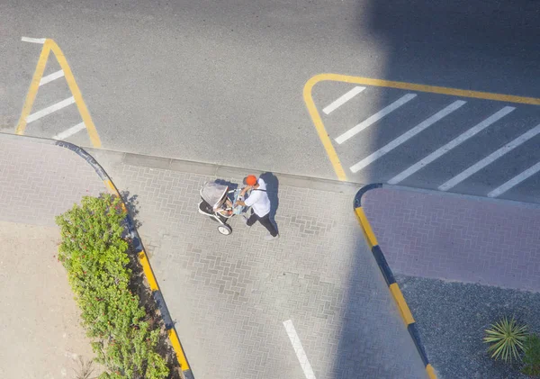 Homme Avec Poussette Marchant Dans Rue Ville Vue Aérienne — Photo