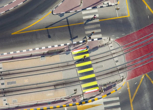 Menschen Überqueren Die Straße Auf Einem Zebra Stadtzentrum Von Dubai — Stockfoto