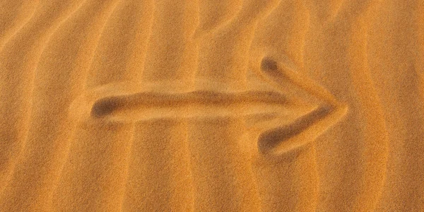 사막의 모래를 오른쪽을 가리키는 화살표 — 스톡 사진
