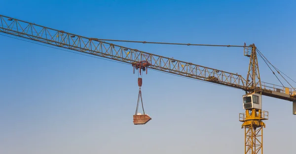 Bouw Kraan Hijs Lading Met Heldere Blauwe Hemelachtergrond — Stockfoto