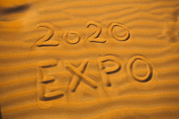 Texto 2020 Expo Para Dubai Concepto Escrito Arena Del Desierto Fotos de stock libres de derechos
