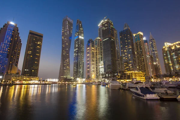 迪拜滨海城市天际线在夜间 阿拉伯联合酋长国 — 图库照片