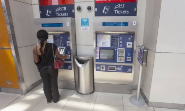 Dubai, Birleşik Arap Emirlikleri - 25 Eylül 2018: ulaşım bileti otomatik makineden bir kadın. Dubai