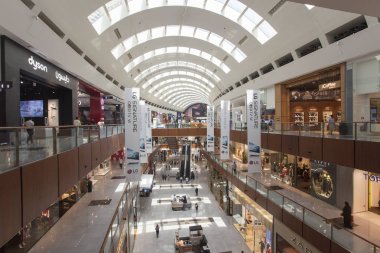 Dubai, Birleşik Arap Emirlikleri - 24 Eylül 2018: Dubai Alışveriş Merkezi, dünyanın en büyük alışveriş merkezi, iç. Birleşik Arap Emirlikleri