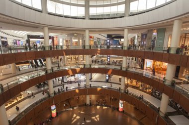 Dubai, Birleşik Arap Emirlikleri - 24 Eylül 2018: Dubai Alışveriş Merkezi, dünyanın en büyük alışveriş merkezi, iç. Birleşik Arap Emirlikleri