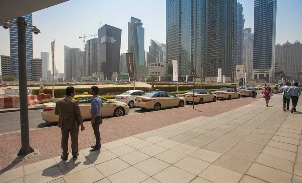 Dubai Emiratos Árabes Unidos Septiembre 2018 Personas Estación Taxis Ciudad — Foto de Stock