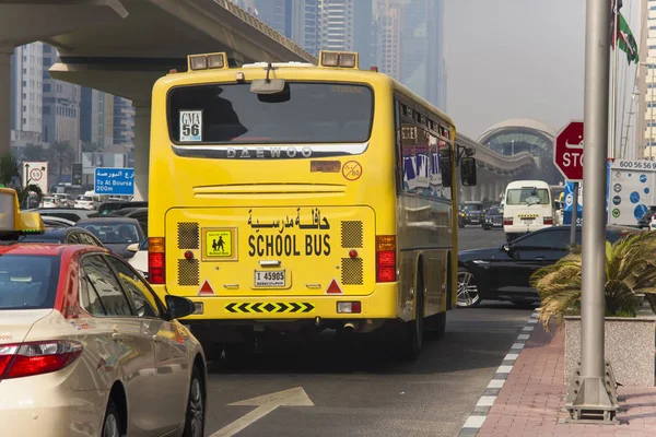 阿拉伯联合酋长国 2018年9月25日 迪拜校车在街上开车 阿拉伯联合酋长国 — 图库照片