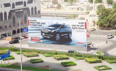 Dubai, Birleşik Arap Emirlikleri - 25 Eylül 2018: Yönetim Kurulu ticari Gmc suv araba, Satılık 4 x 4 yeni aracı