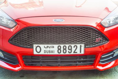 Dubai, Birleşik Arap Emirlikleri - 25 Eylül 2018: açık Dubai plaka ile modern spor araba