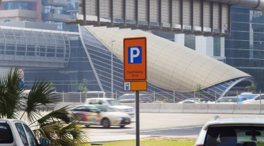 ücretli otopark işareti Dubai sokakta
