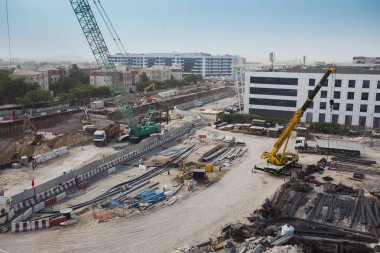 Şantiye vinç ve çelik veya demir çubuklarla