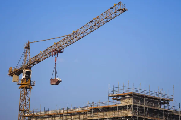 Construction Crane Lifting Cargo Clear Blue Sky Background — Stock Photo, Image