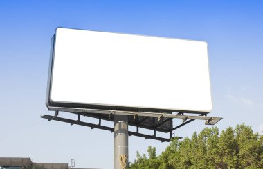 Açık mavi gökyüzü arka plan üzerinde beyaz tahta veya billboard işareti