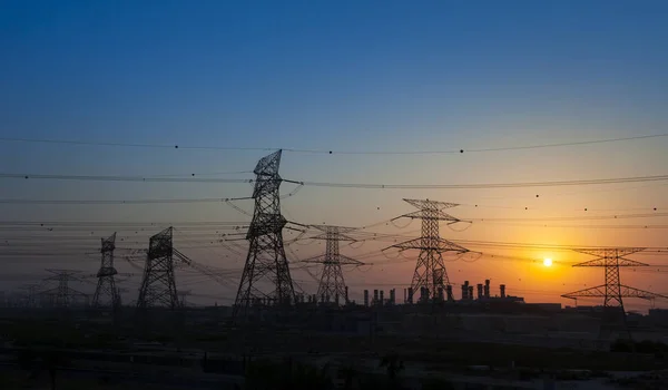 Hoogspanning Elektriciteit Paal Bij Zonsondergang Energieconcept Industriële Foto — Stockfoto