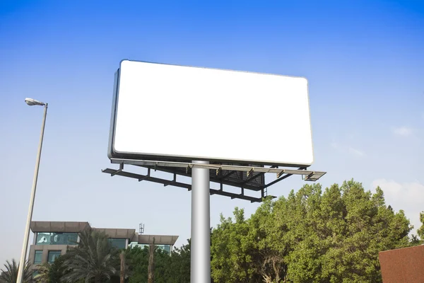 Weiße Tafel Oder Werbetafel Auf Klarem Blauem Himmelshintergrund — Stockfoto