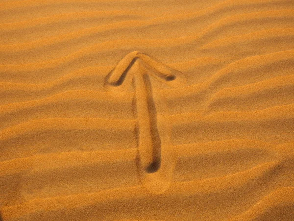 Seta Areia Deserto Apontando Para Frente Conceito Líder — Fotografia de Stock