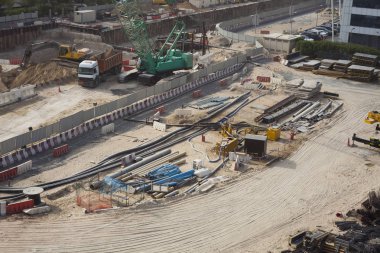 Çöldeki inşaat alanında.