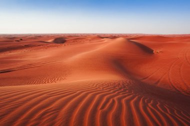 Çölde kum ve açık mavi gökyüzü ile tepeleri. Asya