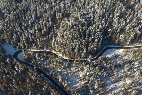 Δρόμος Στο Ορεινό Τοπίο Του Χειμώνα Εναέρια Άποψη Του Δάσους — Φωτογραφία Αρχείου