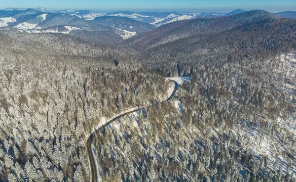 Straße Winterlicher Berglandschaft Luftaufnahme Des Waldes — Stockfoto