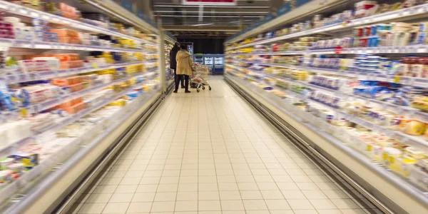 Mensen Winkelen Voor Voedsel Supermarkt Interieur — Stockfoto