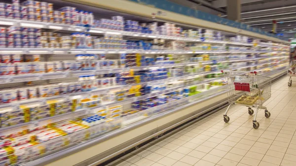 Einkaufswagen Supermarkt Interieur — Stockfoto