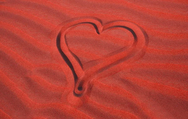 在阿拉伯沙漠中绘制浪漫的心 爱的概念 — 图库照片