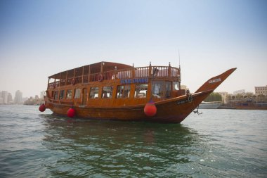 Dubai, Birleşik Arap Emirlikleri - 29 Eylül 2018: Dubai Tur cruise gemi veya geleneksel tekne deniz üzerinde