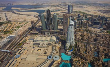 Dubai, Birleşik Arap Emirlikleri - 28 Eylül 2018: Dibai şehir manzarası Uluslararası Dubai Kongre ve Sergi Sarayı Tower, havadan görünümü