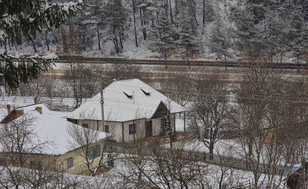 Традиционный Румынский Дом Зимней Деревне — стоковое фото