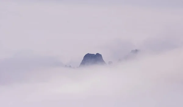 Berg Rots Boven Wolken Mystieke Landschap Karpaten — Stockfoto