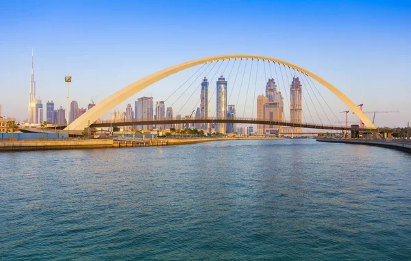 日落时迪拜城市天际线 公差桥的看法 — 图库照片