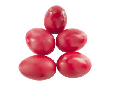 Beyaz arka planda izole edilmiş Paskalya yumurtaları.