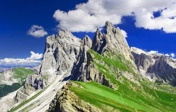 Pico de montaña alpina en Italia Alpes, Seceda Odle. Dolomitas — Foto de Stock