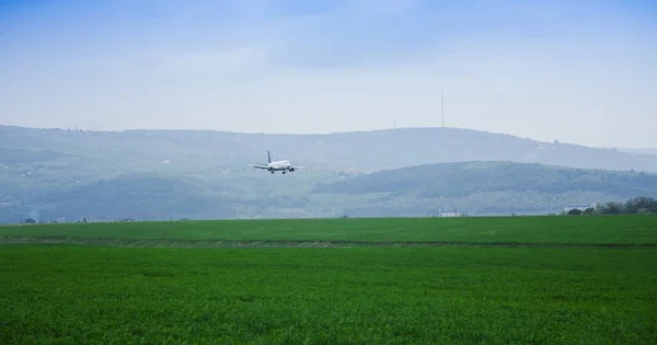 Airplane Landing Airport Runway Green Meadow — Stock Photo, Image