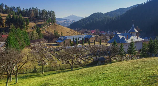 Kerk Berg Landschap Petru Voda Roemenië — Stockfoto