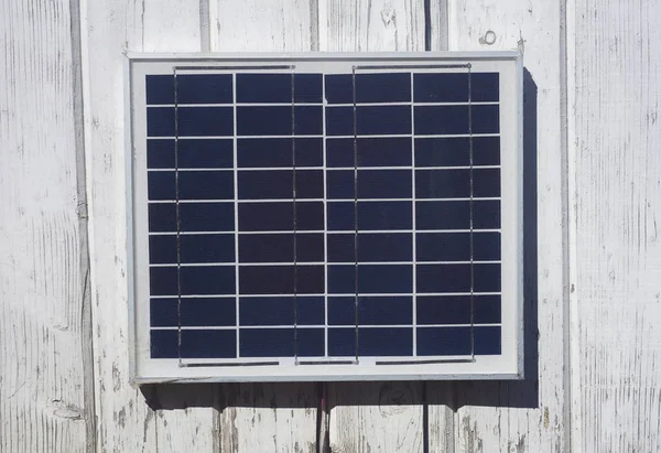 Kleines Solarpanel Auf Der Holzwand — Stockfoto